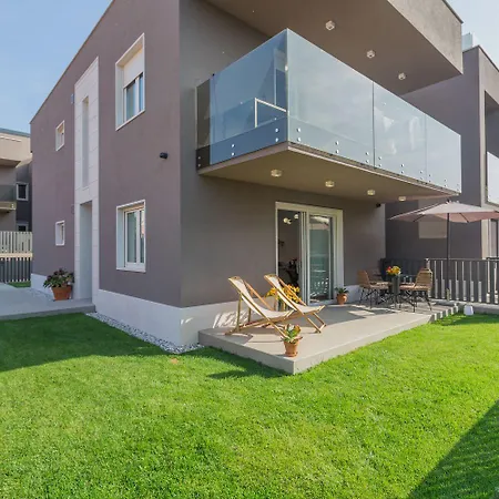 Luxusapartment Mit Moskitonetzen, Gutem Restaurant Ums Eck, Wifi, Liegen Apartament Poreč