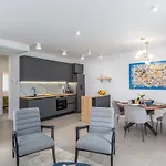 Luxusapartment Mit Moskitonetzen, Gutem Restaurant Ums Eck, Wifi, Liegen Poreč