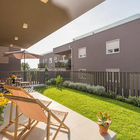 Luxusapartment Mit Moskitonetzen, Gutem Restaurant Ums Eck, Wifi, Liegen Porec