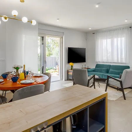 Luxusapartment Mit Moskitonetzen, Gutem Restaurant Ums Eck, Wifi, Liegen * Poreč