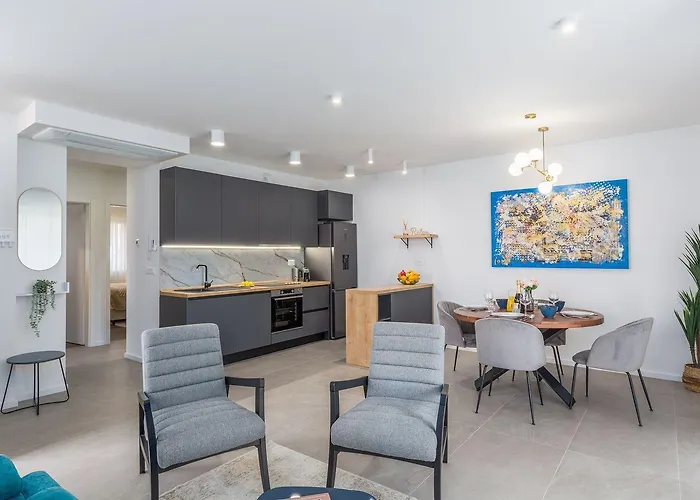 Luxusapartment Mit Moskitonetzen, Gutem Restaurant Ums Eck, Wifi, Liegen Porec